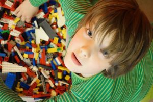 Bild eines Schülers mit Legokiste
