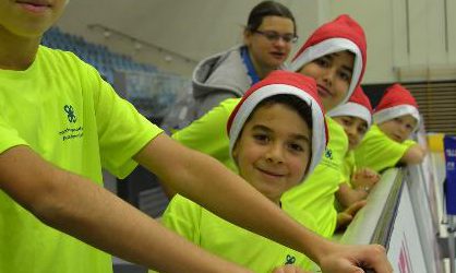 Lauter kleine Nikoläuse beim Volleyball