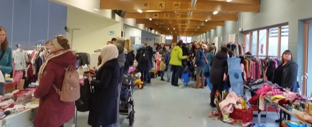 Volles Haus beim Flohmarkt in der Turnhalle