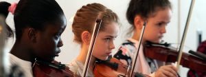 Foto von Geige spielenden Schülerinnen beim JeKi-Konzert